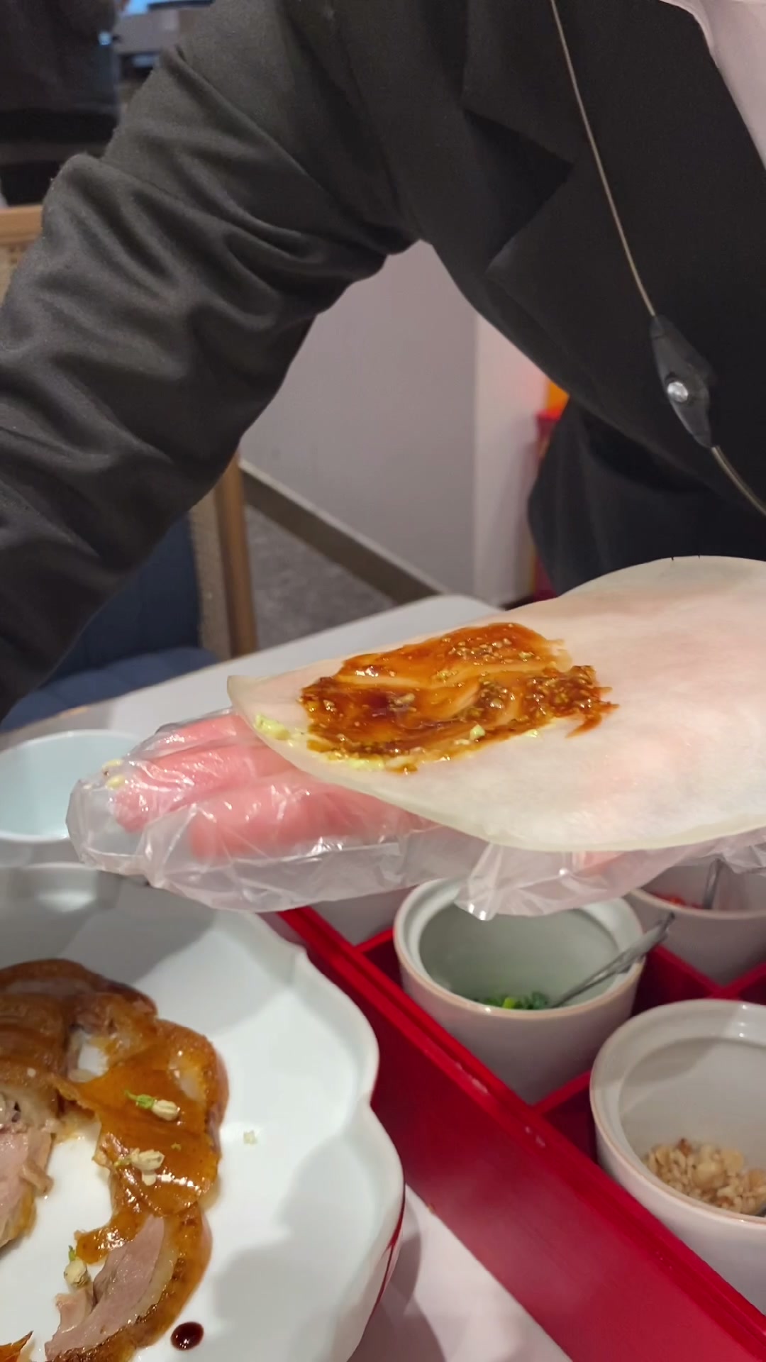 北京烤鸭的正确吃法,你还会了吗?