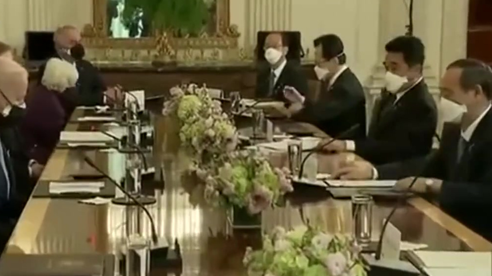 【释放什么信息?访美的菅义伟戴了印有美日国旗的口罩,拜登会谈时戴双层口罩】美国总统拜登当地