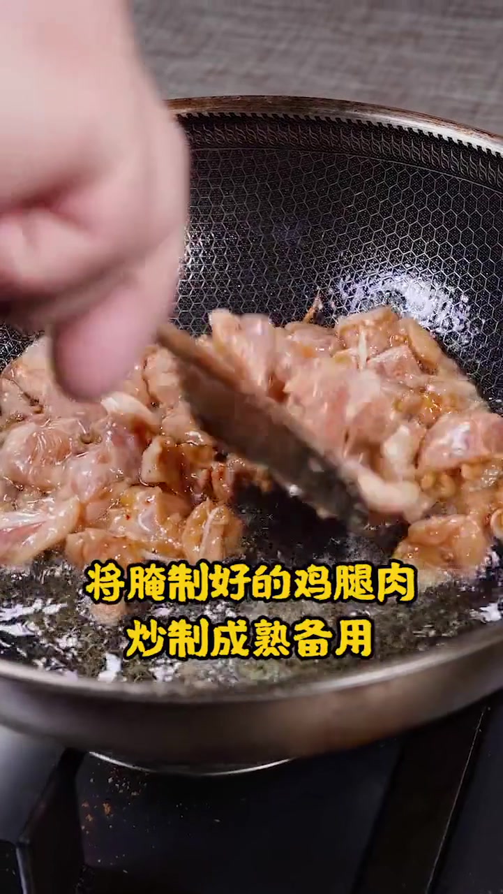 鲜嫩多汁的特色小吃香菇滑鸡,放入这些,营养全面
