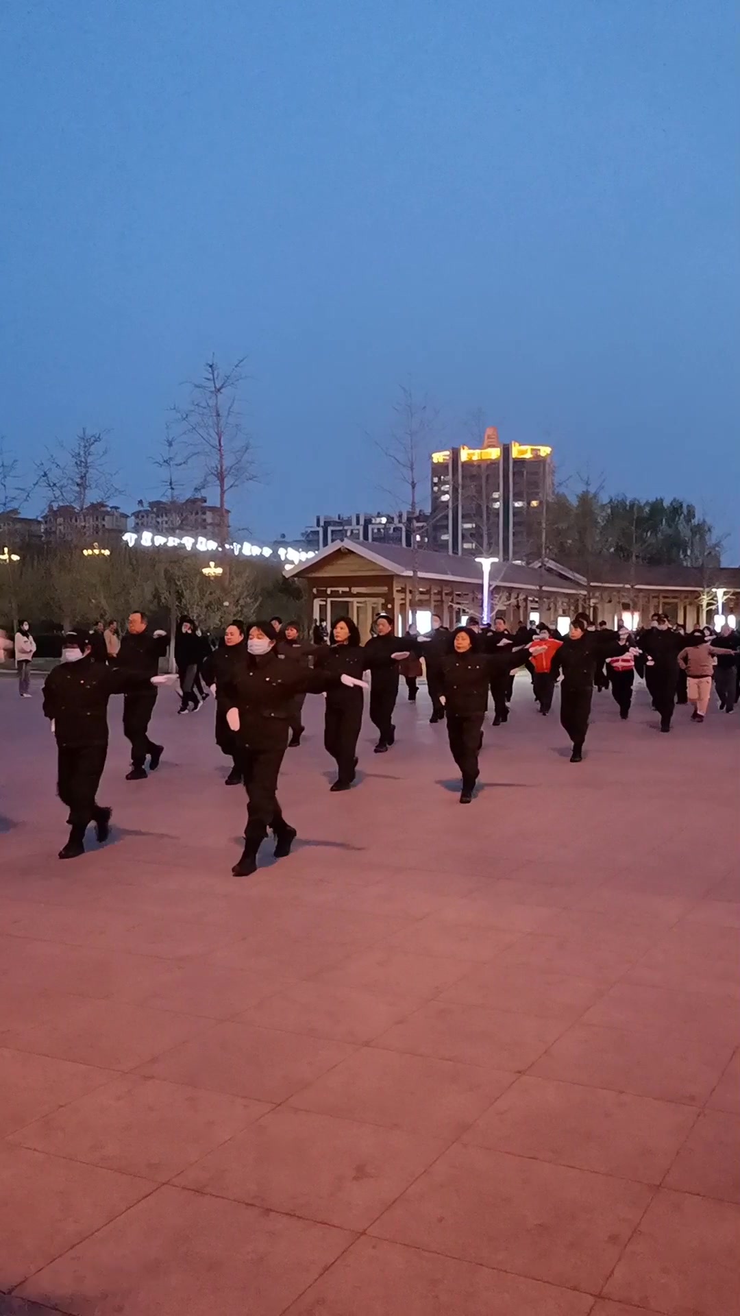 鲅鱼圈世纪广场徒步方队