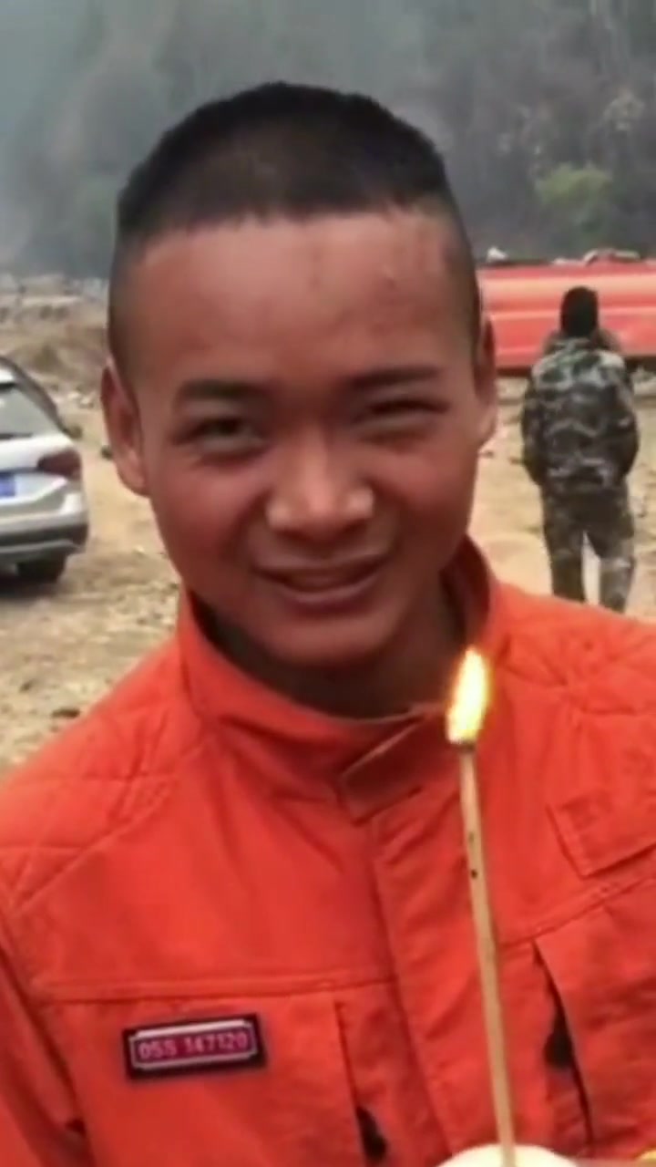 木棍做蜡烛,蛋黄派当蛋糕!凉山消防员连续两年在火场一线过生日,向你们致敬!