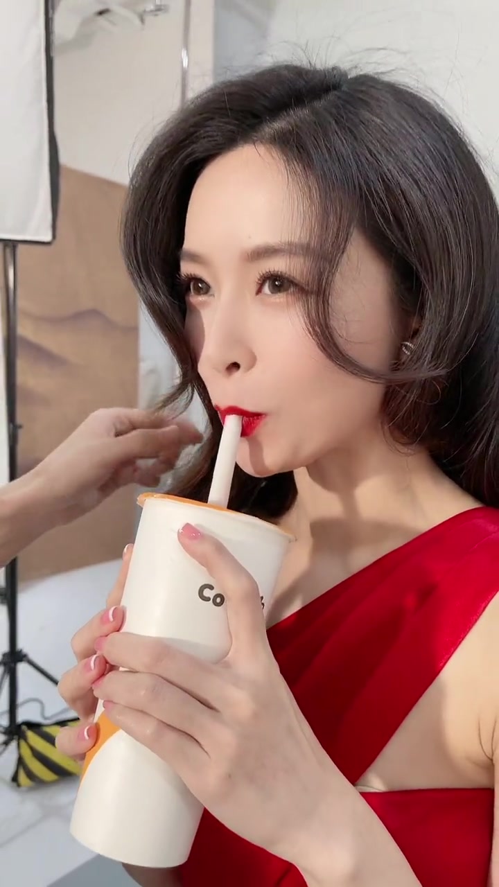 文咏珊,仙女喝奶茶,身材依旧很棒~