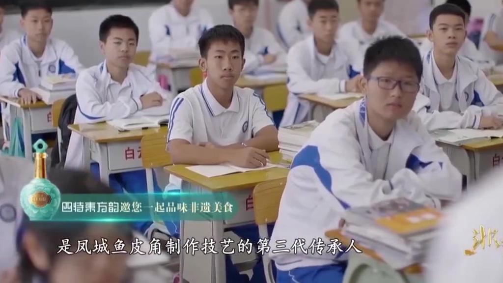 【鱼皮角】鱼皮角是广东顺德著名的特色传统小吃,外皮用薄如蝉翼但韧性十足的鱼肉擀成,包上调制