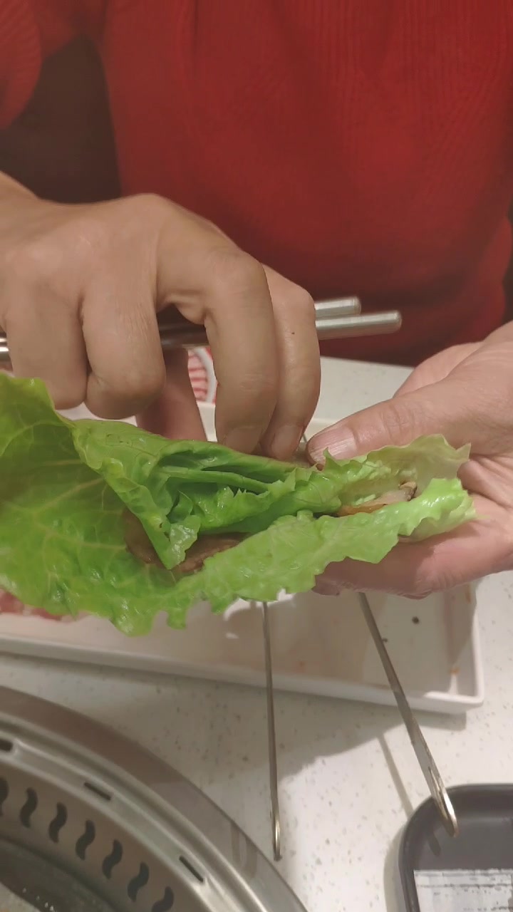 豁牙老太太豁牙牙齿漏风,不管形象大口吃烤肉形象大颠覆