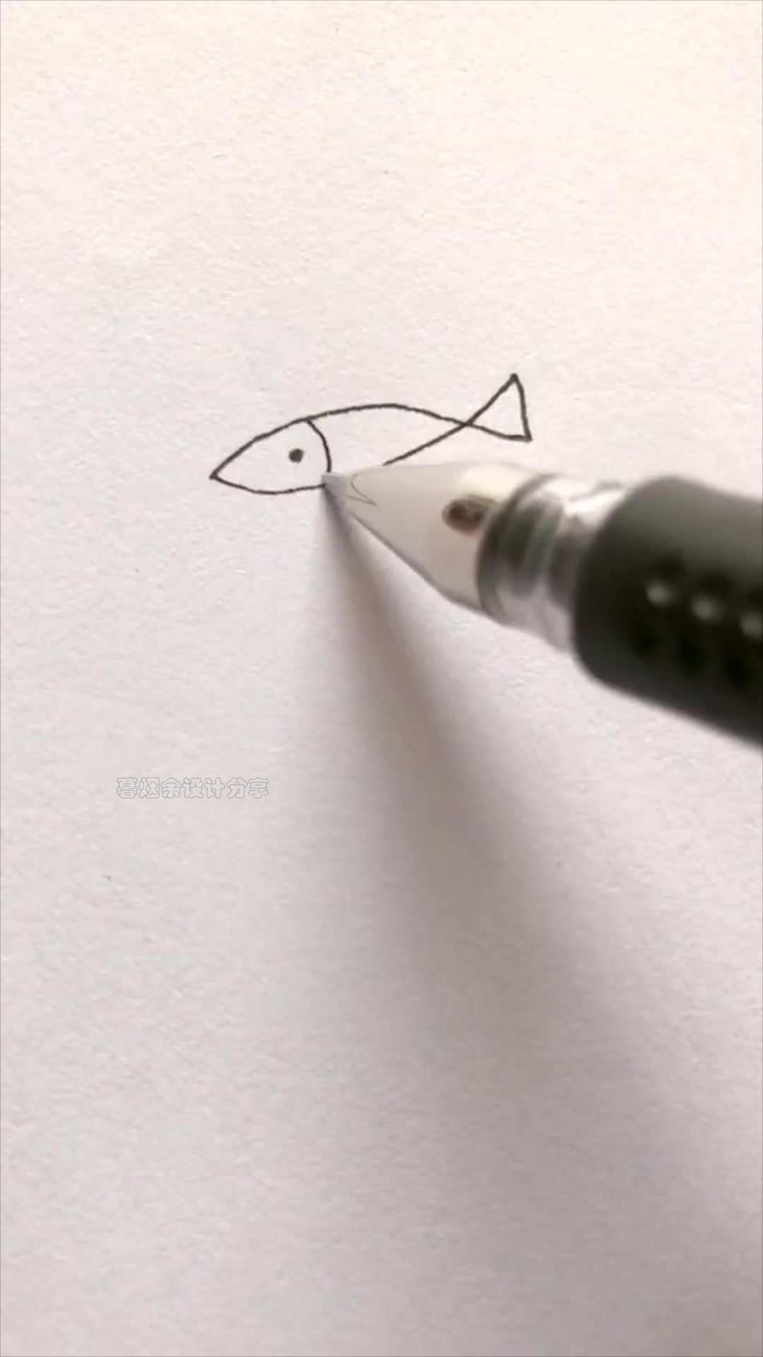 用鱼和鱼钩元素设计一个logo,我在这里等你愿者上钩呐