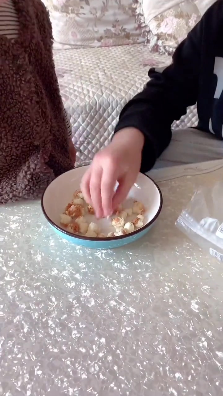 哥哥为妹妹,设计的独特吃面包的方法。终于解决面包渣总掉一地了