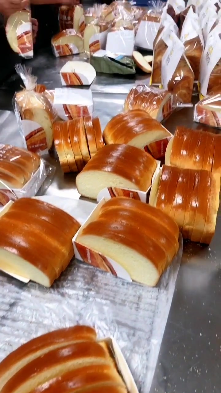 深夜面包店在打包面包,下面这一幕,员工的卫生真让人堪忧