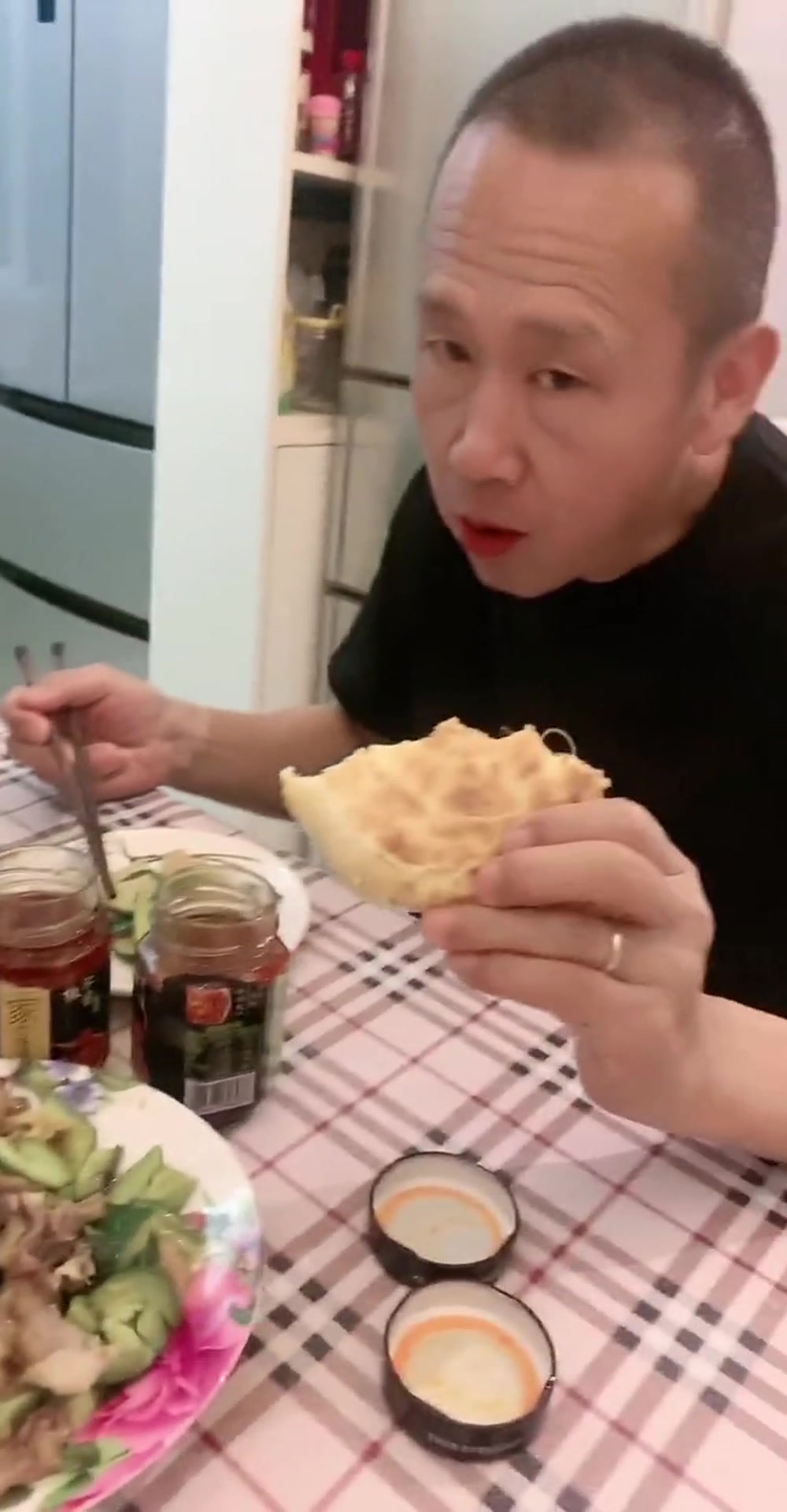 妈妈做了一桌青菜,打眼看上去全是绿,宝宝气得翻白眼!