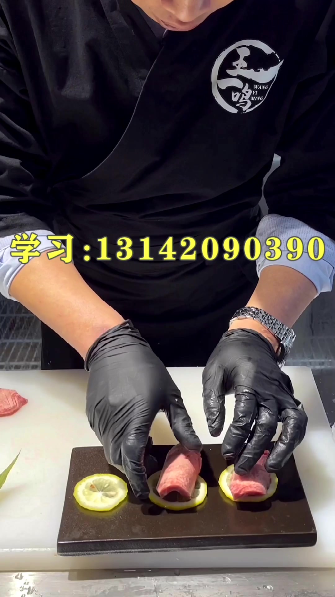 日式炭火烤肉厨师日式炭火烧肉师傅日本炭火烧肉厨师日本果木碳