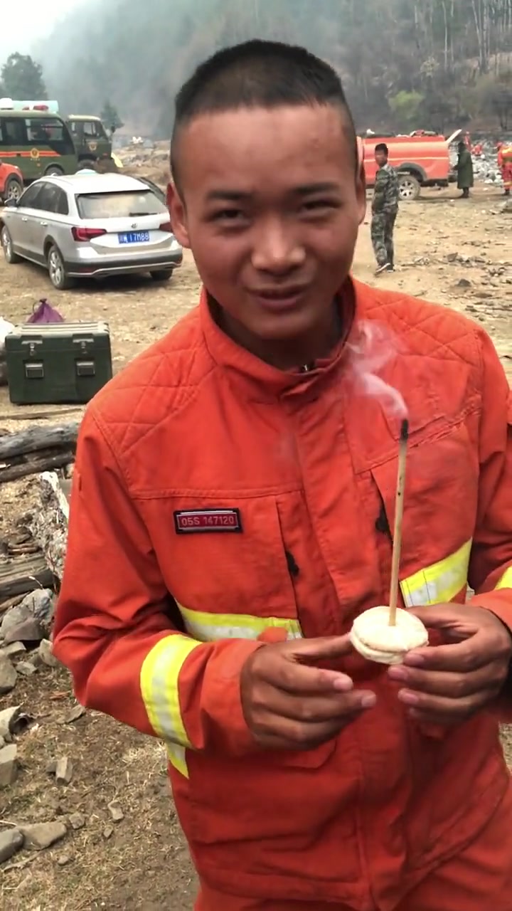 连续两年在山上火场一线过生日了,看到眼前这一幕,真是心酸了!