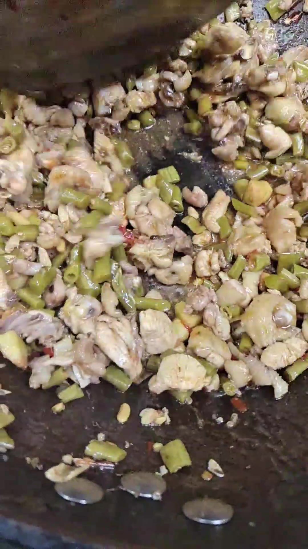 酸豆角炒鸡肉,酸辣开胃,又多吃了几碗饭