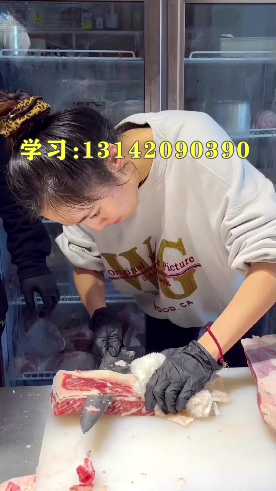 日式炭火烤肉厨师日式炭火烧肉师傅日本炭火烧肉厨师日本果木碳