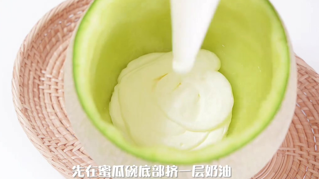 【整颗蜜瓜蛋糕】 把水果奶油蛋糕塞进一整颗蜜瓜里,无论颜值还是味道都无懈可击! 