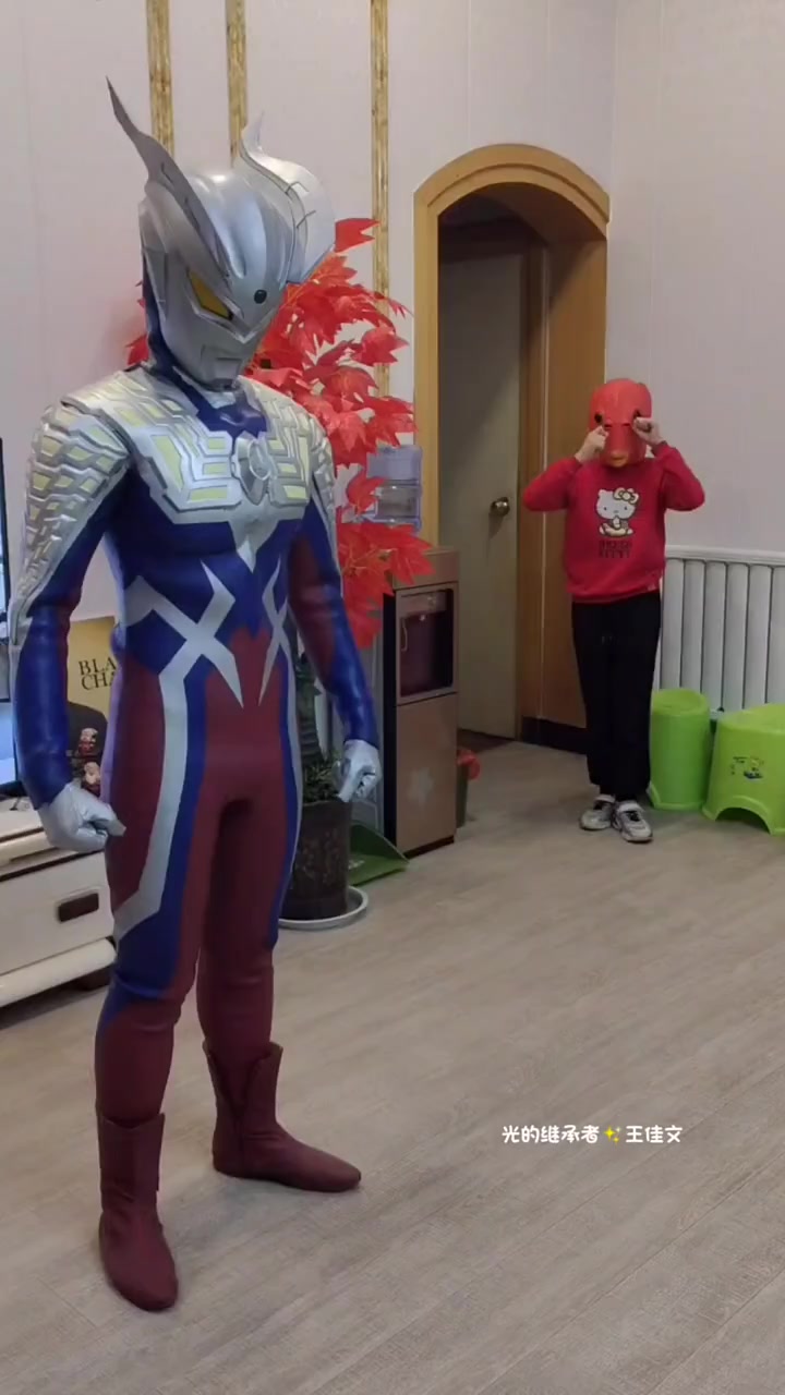 鱼头怪考试不及格,奥特曼鼓励鱼头怪好好学习,以后做一个好人