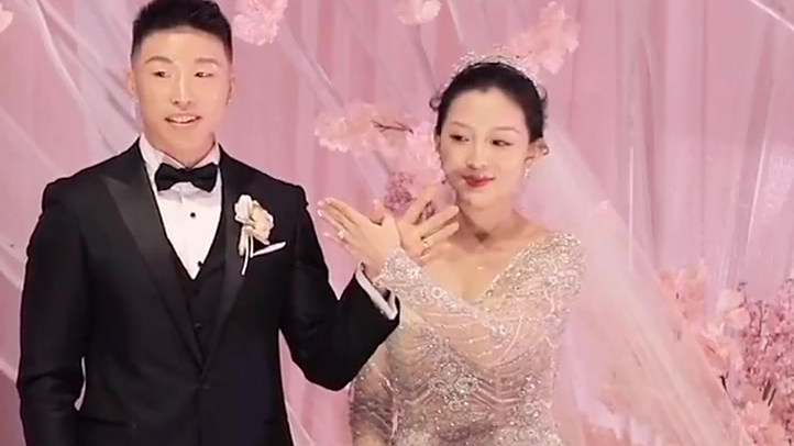 恭喜烧饼二胎得子!烧饼发微博晒二儿子照片,大儿子叫烧麦,二儿子叫饼干也太可爱了吧!烧饼和老