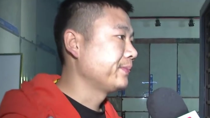 【小区车位被人占用涉嫌违规搭建商铺 城管:限期搬迁】湖南望城,明发阅江悦府的业主发现,小区