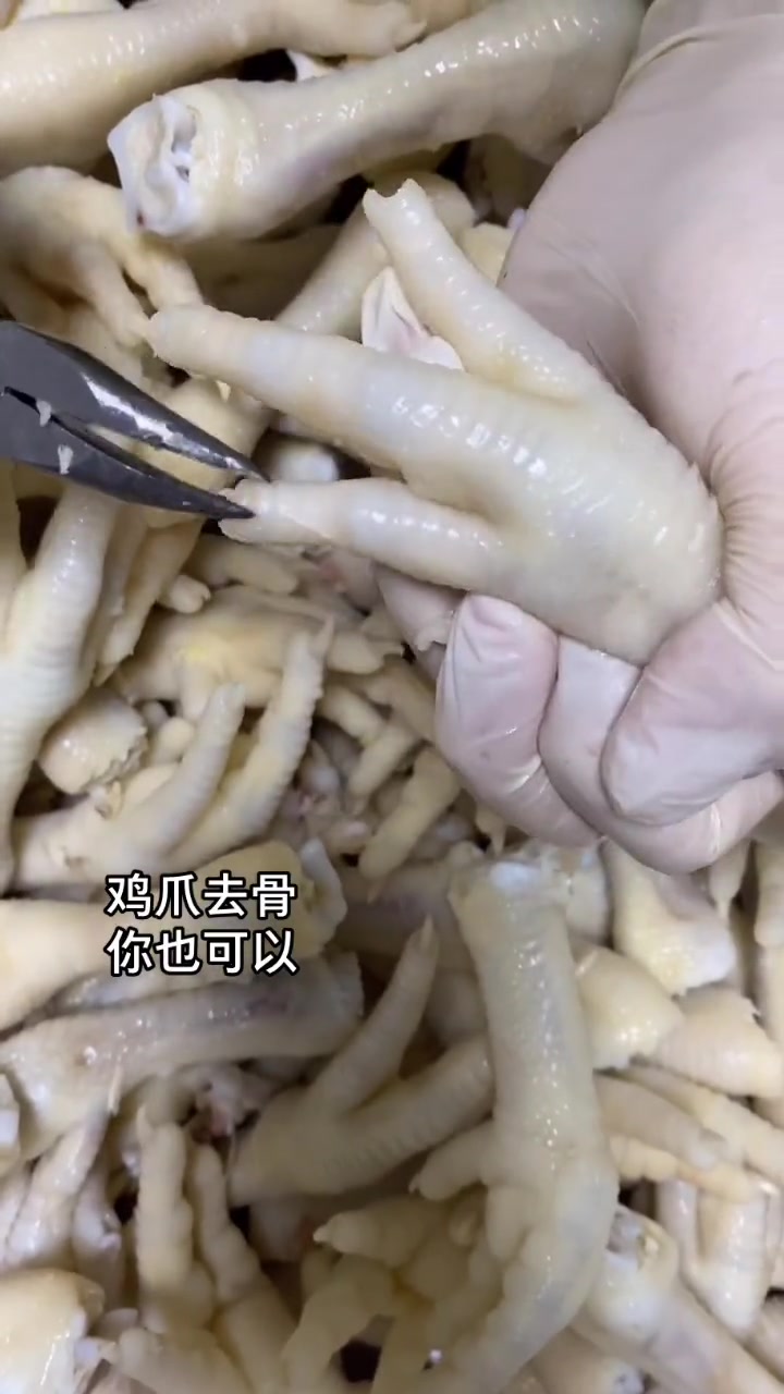本以为是脱骨鸡爪老太太用嘴啃的,眼前这幕,馋的口水都流下来了