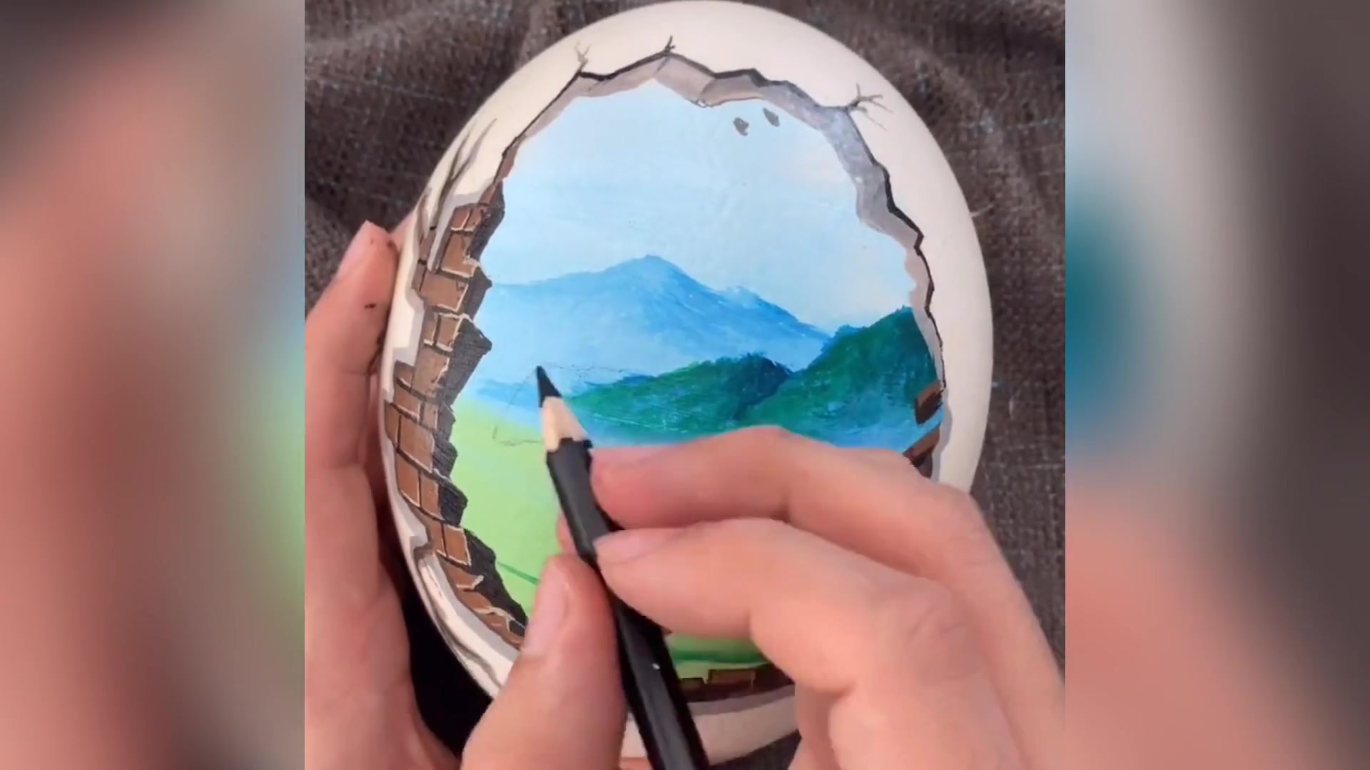 牛下的蛋居然这么大?在蛋上面画一头牛,居然也能这么好看!