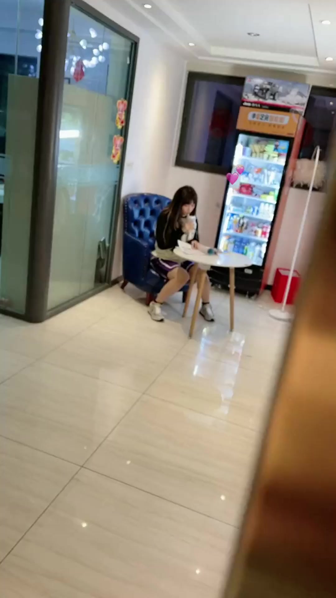 搞笑:小伙在奶茶店偶遇网红,下一秒直呼自己大意了!