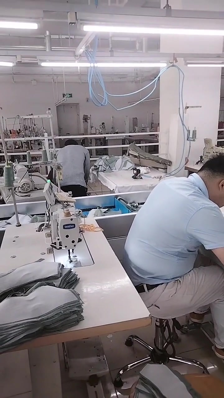 服装厂的真实状况,小伙子干活比女人都快,这三年的服装厂没白干