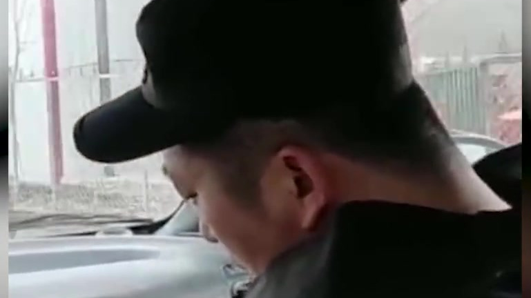 【黑龙江老虎入村 ,一村民被扑倒后虎口逃生】4月23日,黑龙江鸡西。上午,密山市白鱼湾镇一