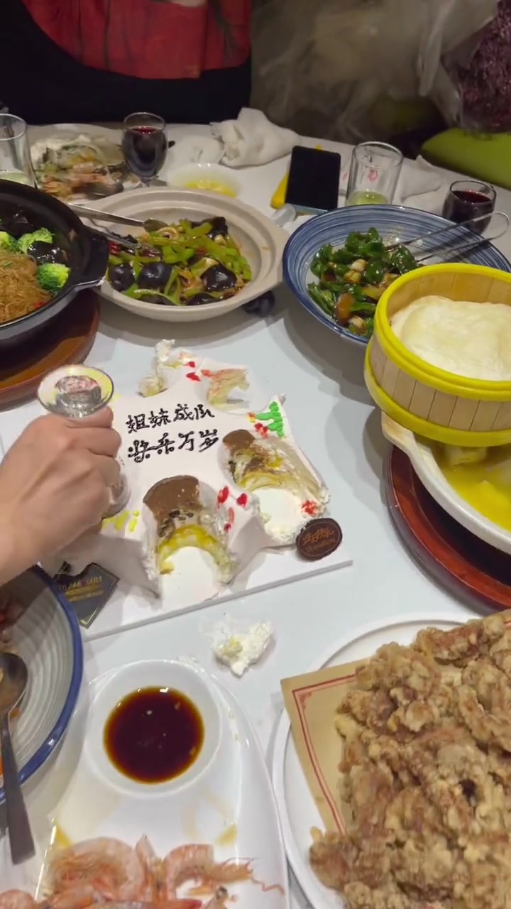 是我跟不上时代,生日蛋糕用酒杯吃,这一幕不要太羡慕!