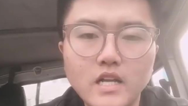 【东北虎拍碎车窗亲历者发声&nbsp;:当时心里挺害怕,并未受伤[惊哭]】4月23日,黑龙江鸡西。密