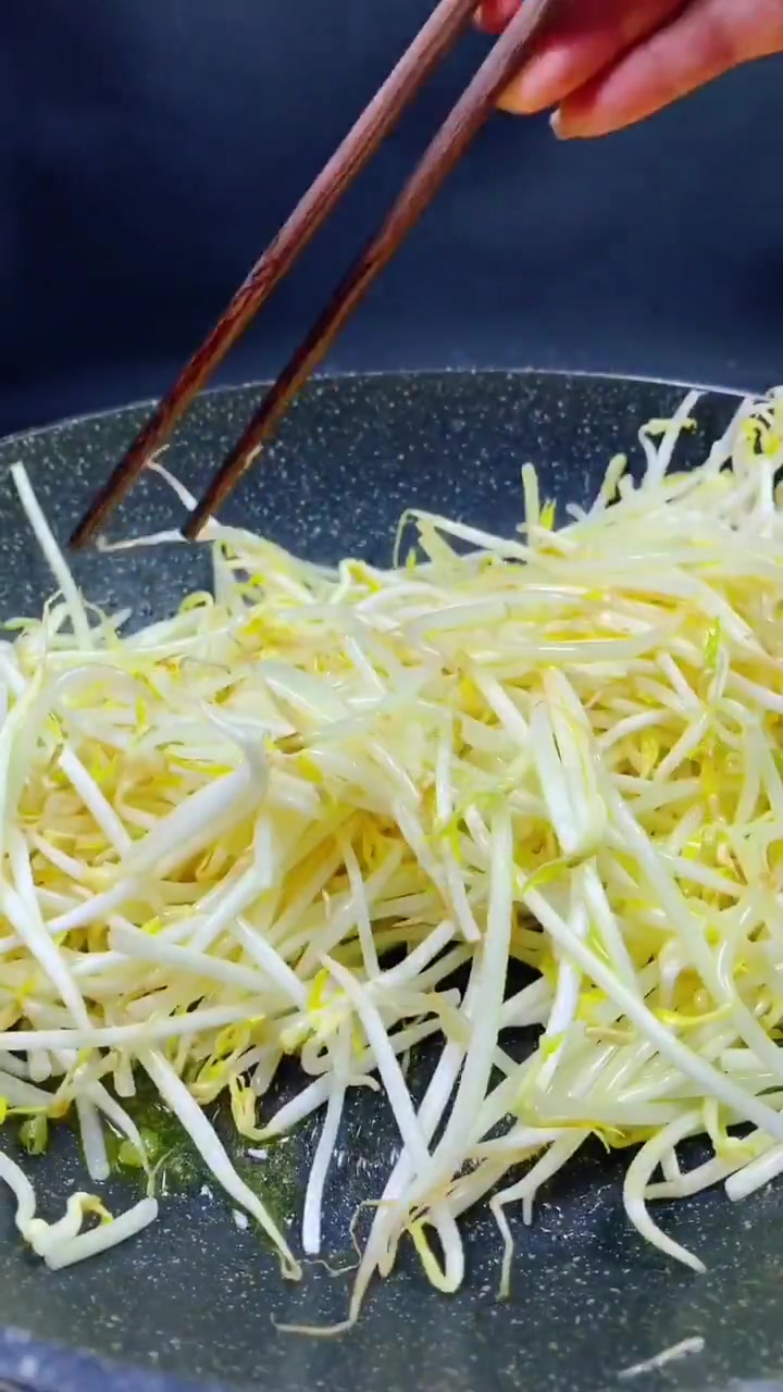 这样做的绿豆芽炒韭菜,酸爽可口,非常好吃