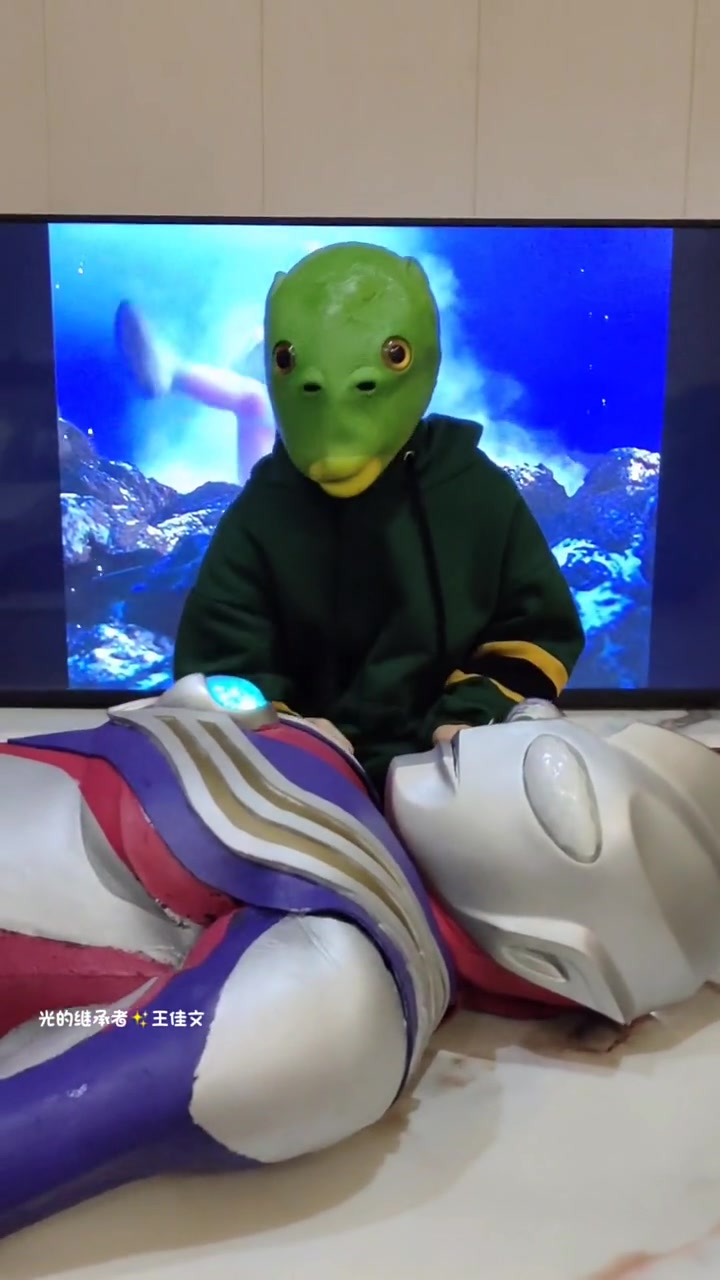 迪迦奥特曼被鱼头怪抓住了,鱼头怪要吃了迪迦,快来救救迪迦吧