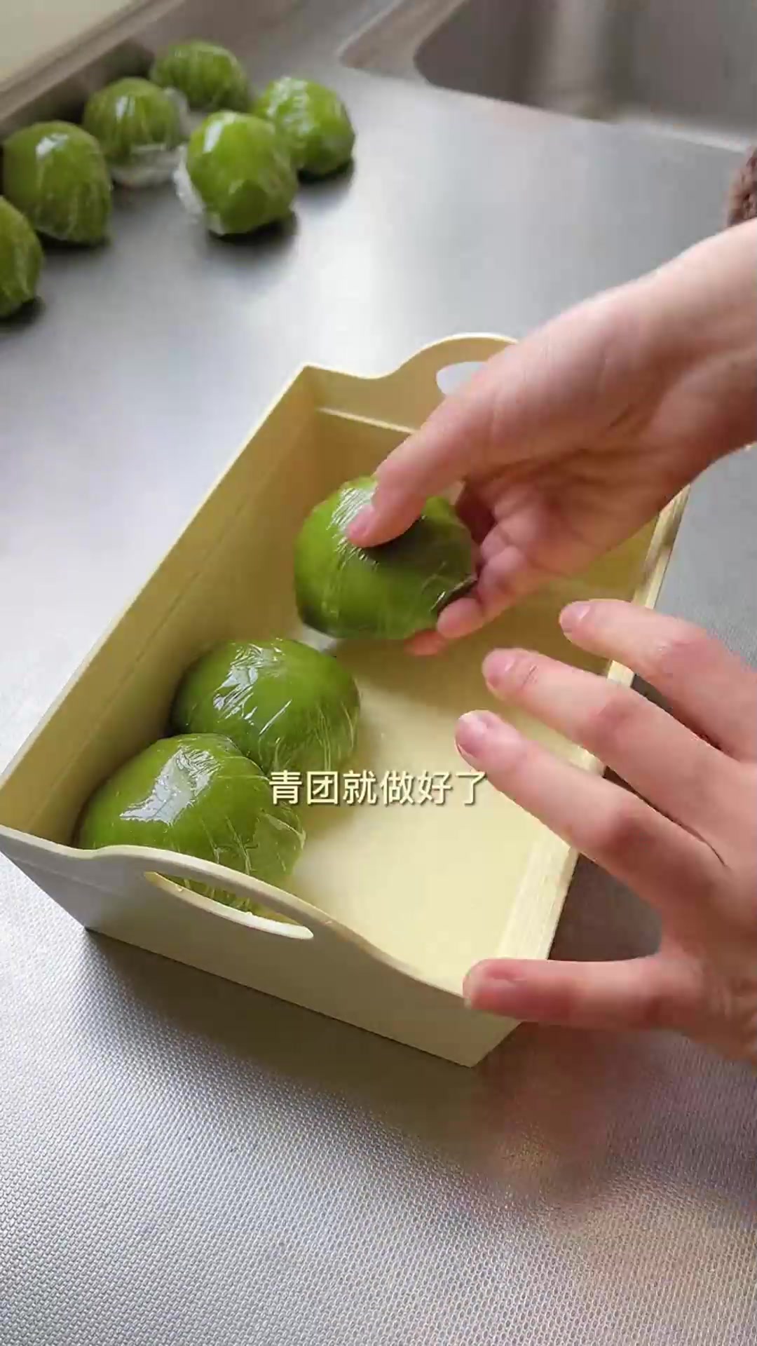 弟弟想和美女同学去春游,于是做了章鱼小丸子,就问是你的最爱吗
