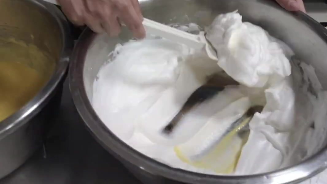 【军营好”食“光】听说戚风蛋糕清香松软很好吃,炊事班长,上教程!(董心泽、汪浩东、韩照鑫)