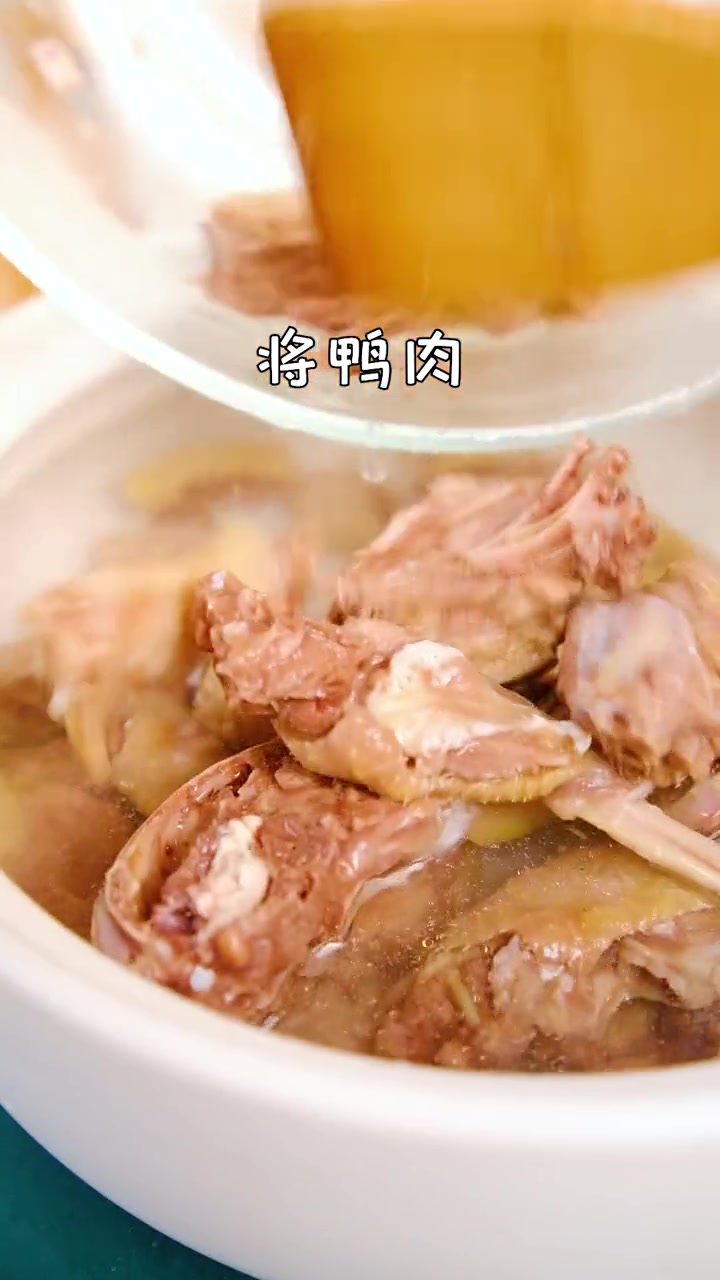 春天一定要吃上一碗春笋老鸭汤。