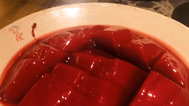 【小龙坎鲜鸭血未检出鸭成分[并不简单]】火锅是中国独创的美食之一,在火锅食材中,鲜鸭血以滑