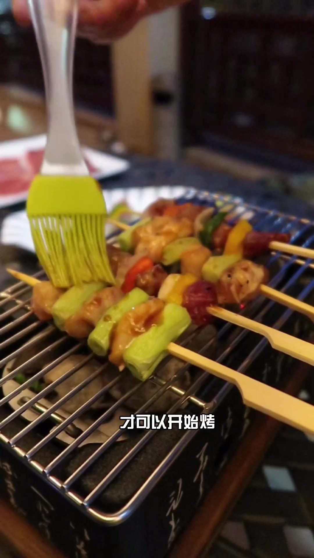 在家自制无烟健康版的烤串,照烧口味的五花肉烤年糕太香啦