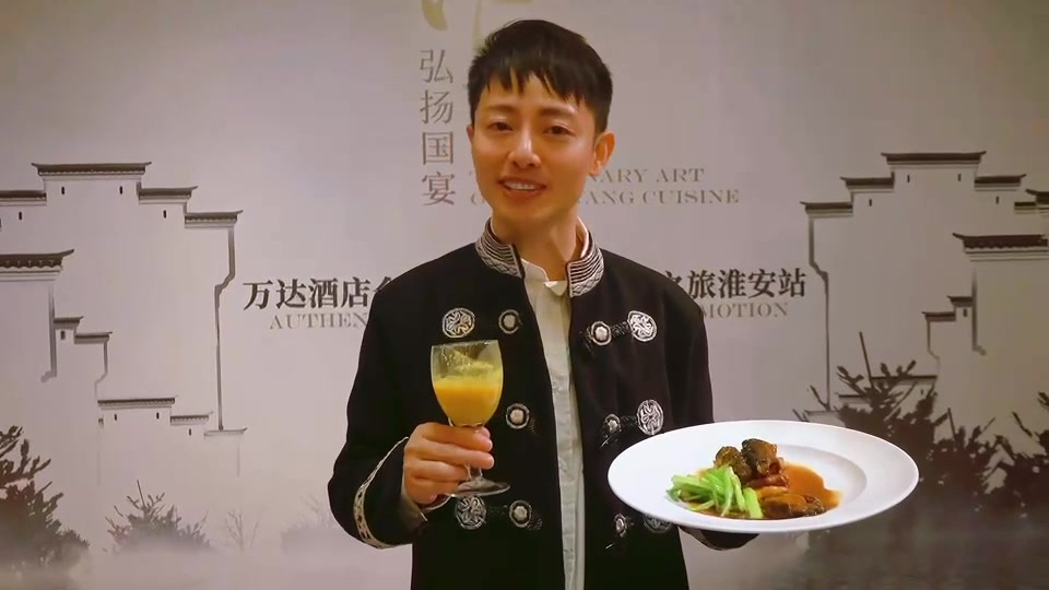 资深中国烹饪大师、“淮安十大名厨”冯祥文师傅亲临淮安富力万达嘉华酒店厨房,指导厨师们烹饪纯