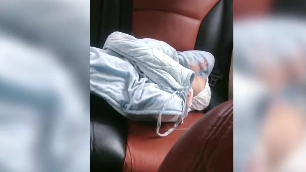 【新手妈妈将2个月大婴儿忘在网约车 司机笑称:捡小孩还是第一次】4月25日,湖南衡阳 网约