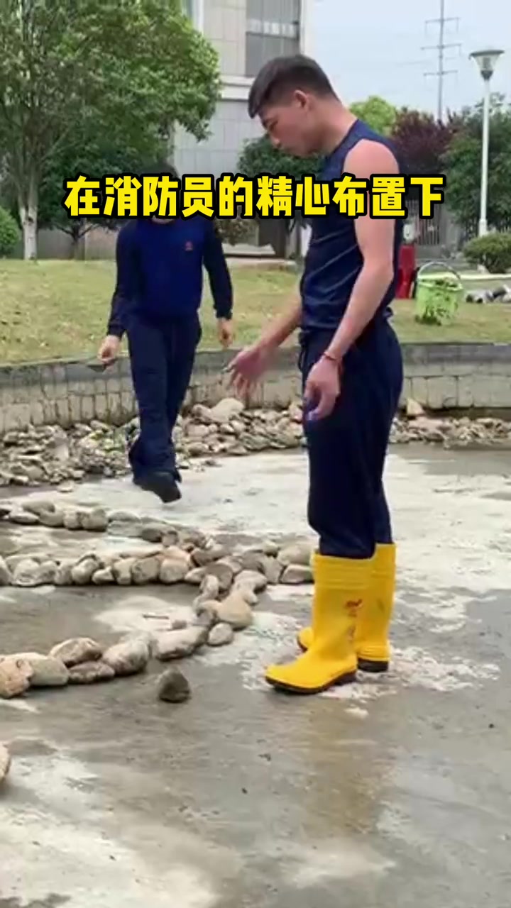 蓝朋友也太有才了吧!用鹅卵石拼出了党徽的图案～给祖国比个心️ 政媒原创作者联盟 不负春光努