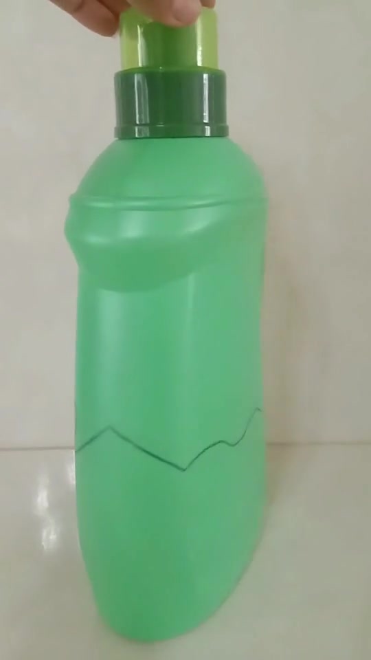 用完的洗衣液瓶子,画一个天鹅,看起来还是挺高大上的!