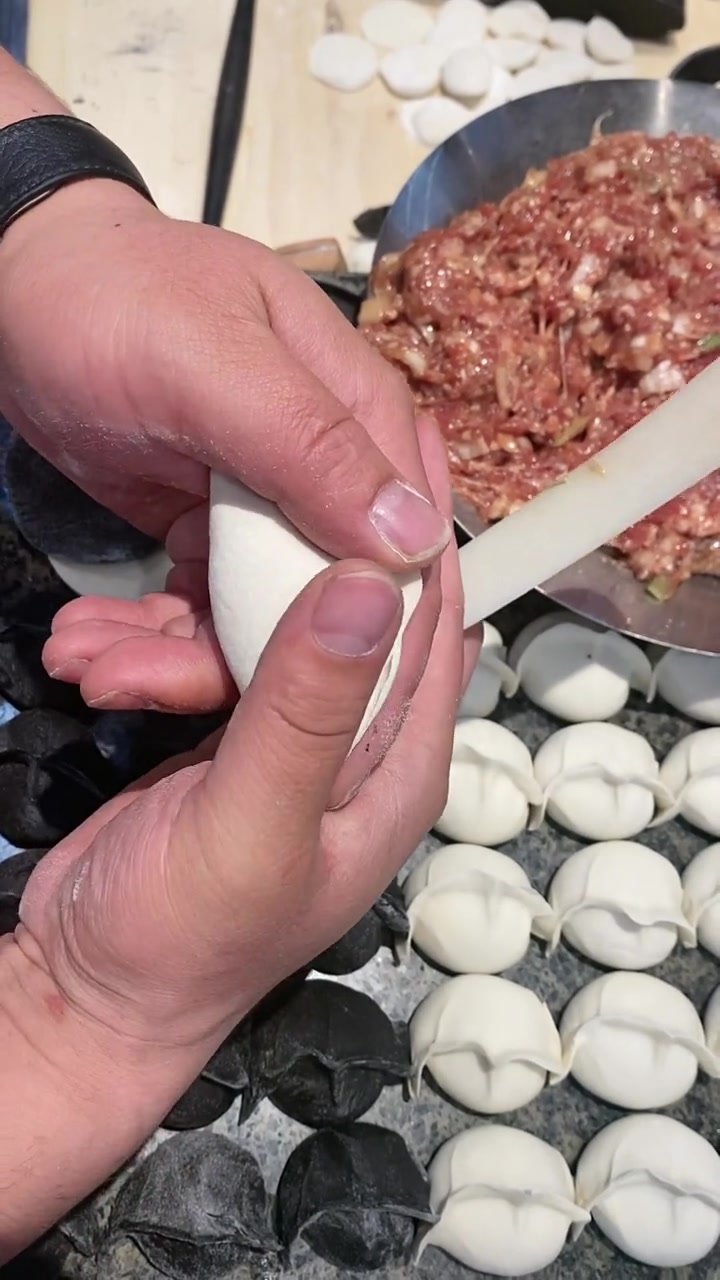 难怪老板会高薪聘请他来包饺子,看师傅的操作,感觉又学会一招