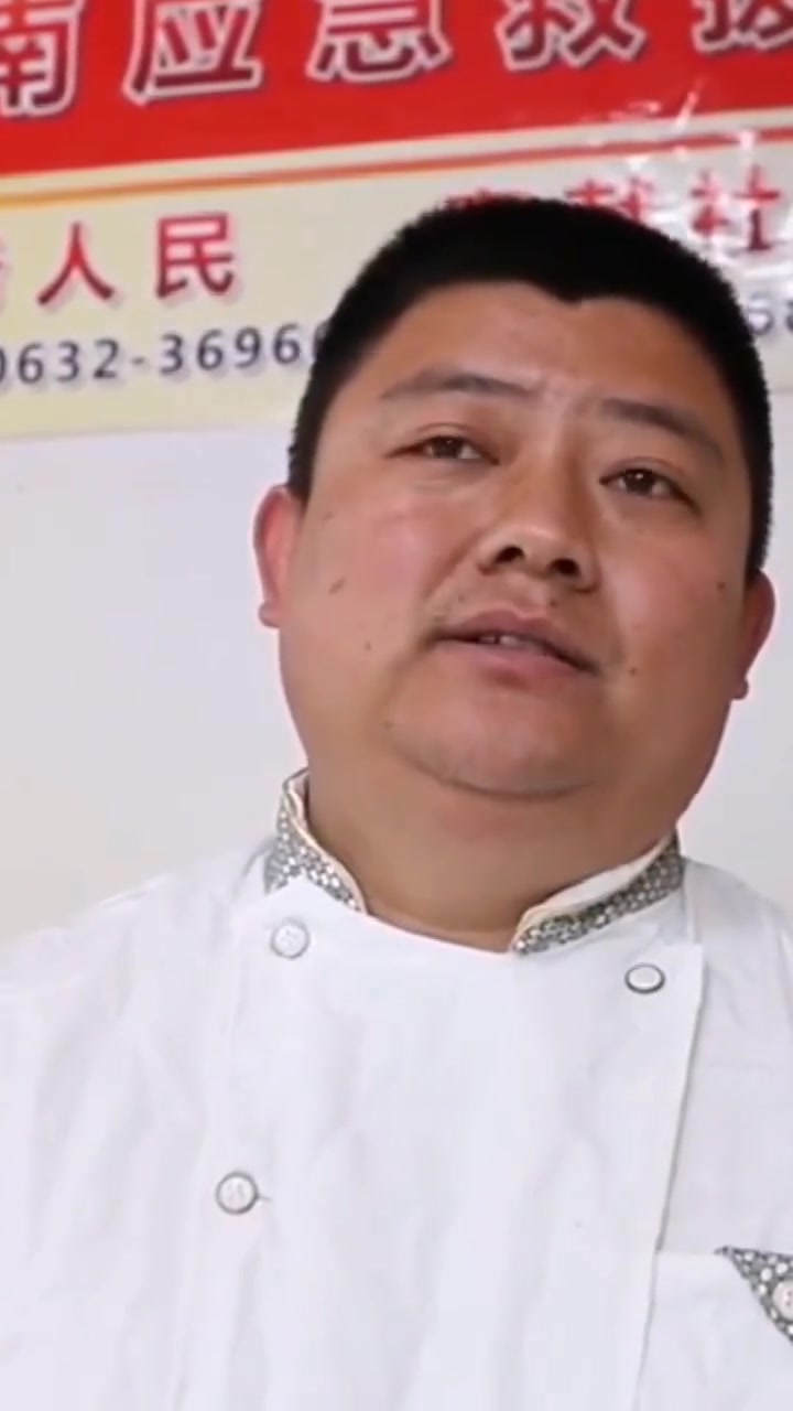 山东好老板连续一年半免费请流浪大爷吃饭:能帮咱就帮!