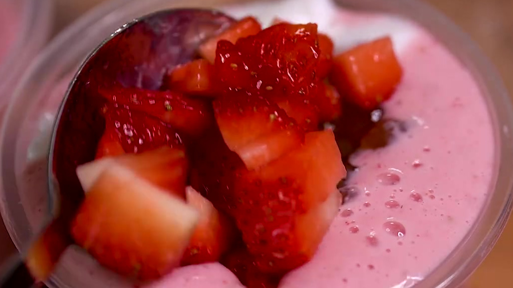 【这款草莓奶冻啵啵杯、颜值太高了!????】做法真的很简单:草莓味的奶昔搭配着奶冻啵啵真的好好喝