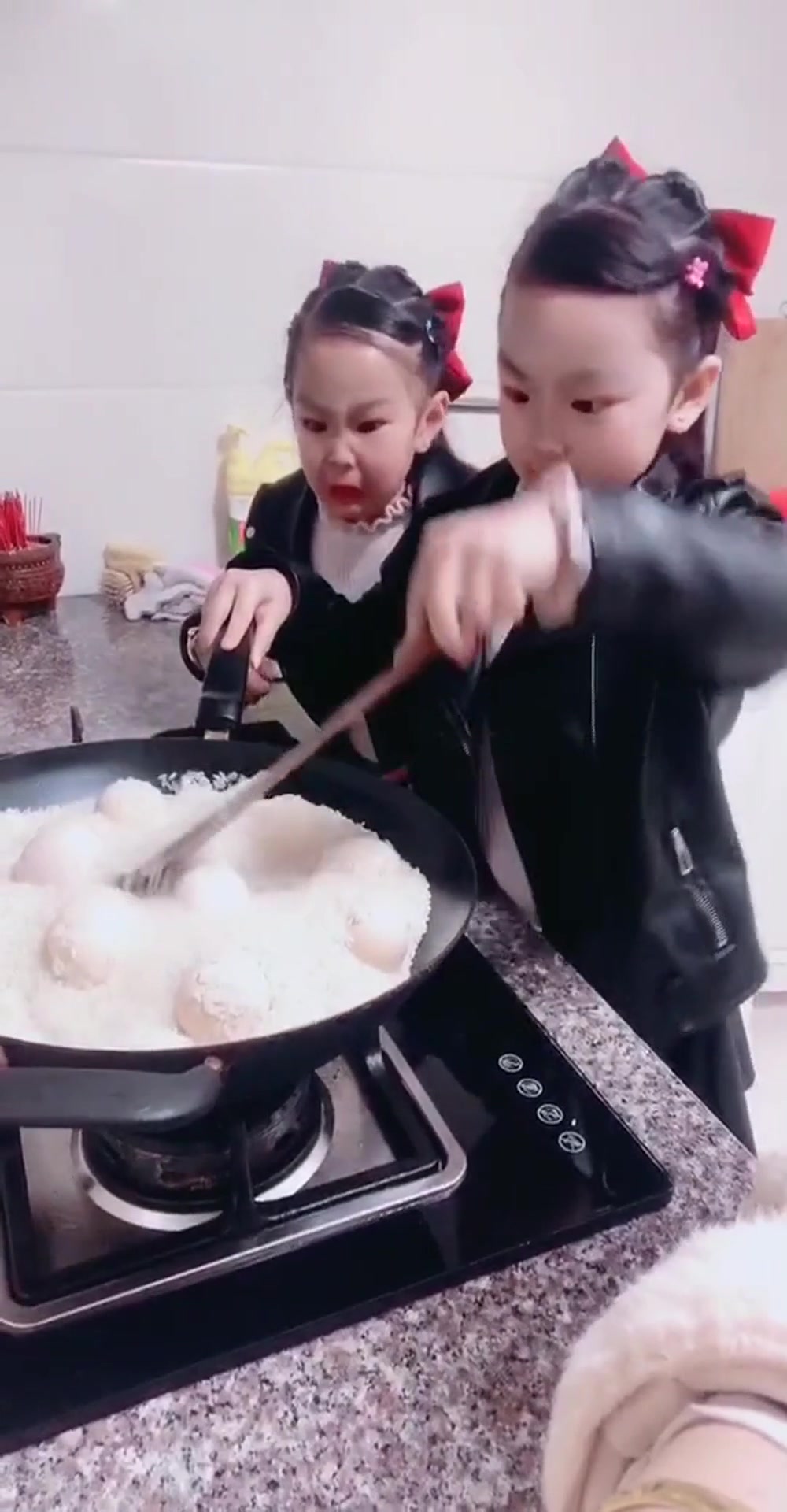 宝宝神操作炒蛋炒饭,妹妹看了气得龇牙咧嘴,小表情太逗了!