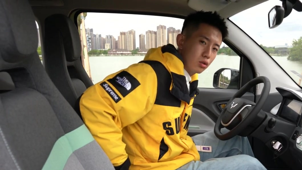 宏光MINIEV,在国内汽车市场上无疑是一款“现象级”车型。上市270天卖了27万台,很多