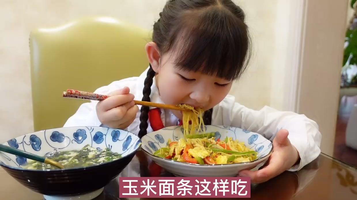 #晚饭吃什么# 咖喱鸡丝炒面。油泼咖喱你试过吗?会更香呦。#微博厨房大赛##出道吧新星# 