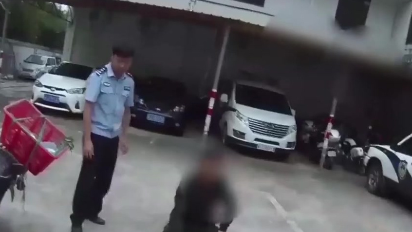 【男子用声诱捕鸟器捕捉野鸟7只,被江门民警抓现行】4月21日下午,广东江门台山市公安局交警