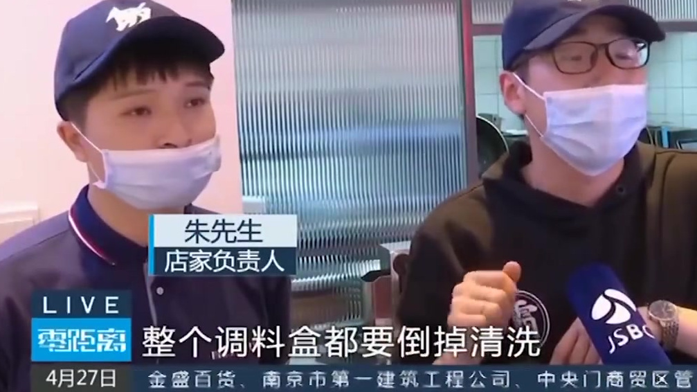 【机器人炒菜安全吗?南京饭店引进炒菜机器人应对五一】五一来临,为应对高客流,有餐饮单位引进