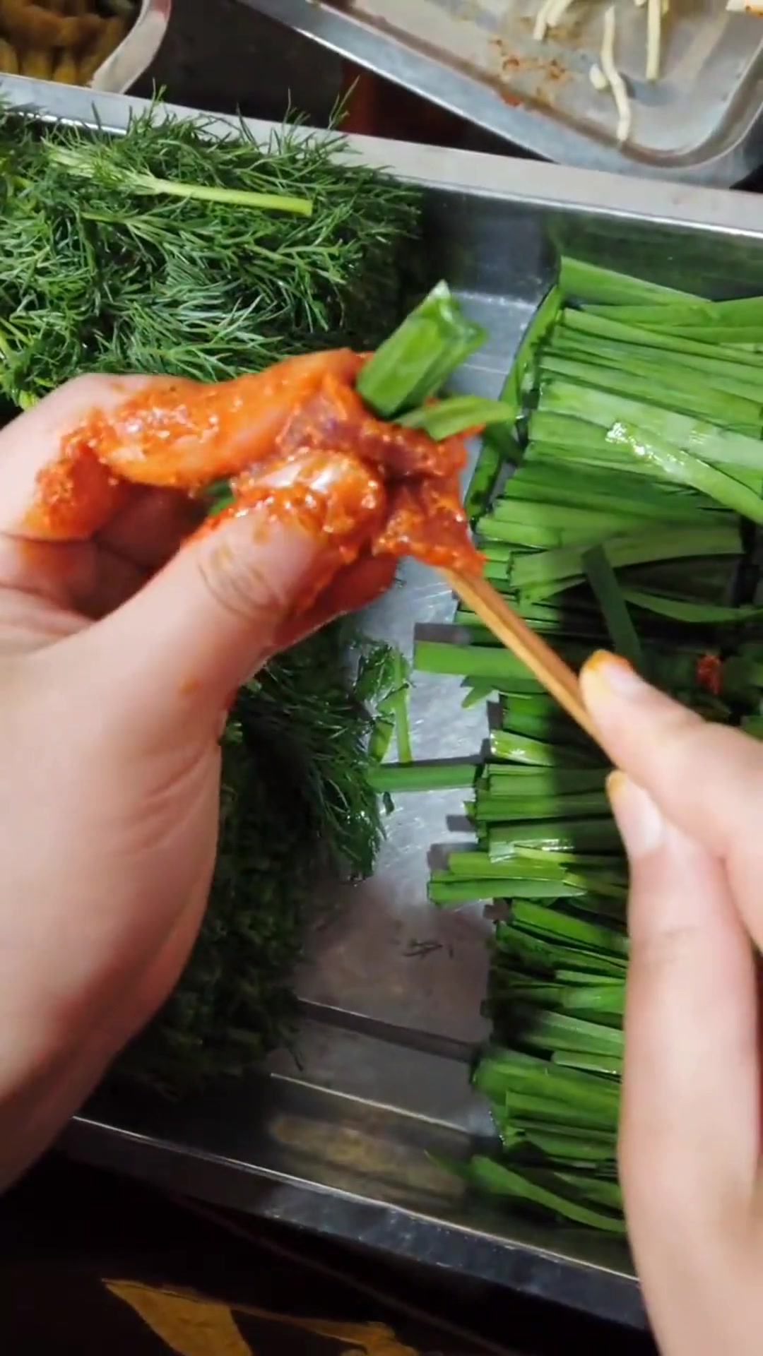 第一次见韭菜牛肉串串,眼前这一幕,简直就是欲罢不能的美味!