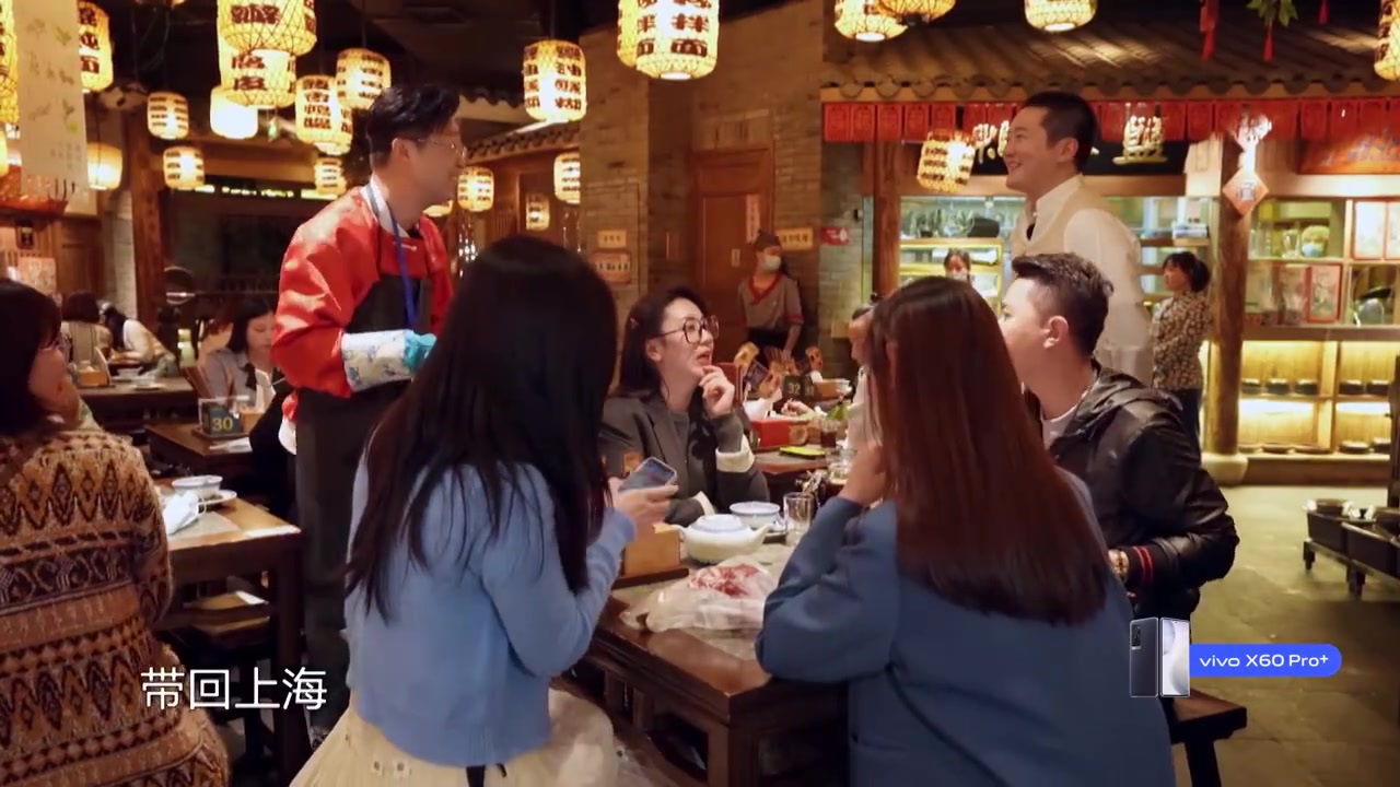 vivo#极限挑战#@王迅 变身称职“卖鱼哥”,来到@郭京飞 打工的餐馆推销卖鱼,迅哥的花