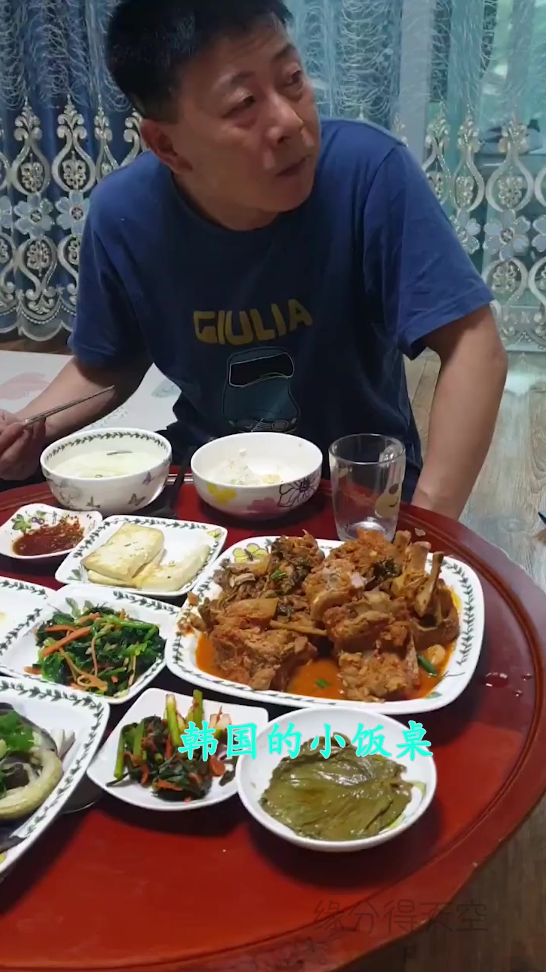 韩国老公就爱吃辣白菜炖猪脊骨,这满满的一大盘,让人垂涎欲滴