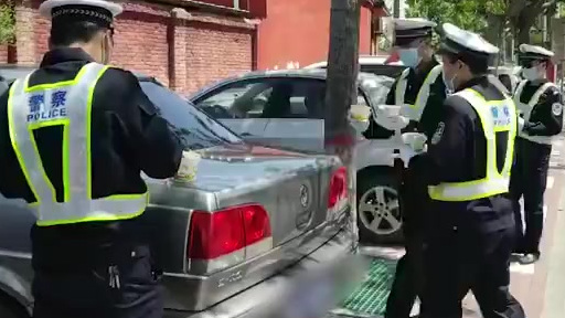 【河北一小学老师包饺子送交警:他们一年四季保驾护航,辛苦了】据漩涡视频,4月28日,河北邢